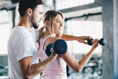 Spor çifti çatı katında birlikte ağırlık kaldırıyor sağlıklı bir yaşam tarzı.