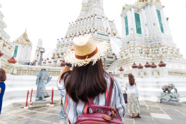 Asyalı sırt çantalı kadınlar, Bangkok Tayland 'daki Buda Tapınağı' nda güneş şapkası takıyorlar.