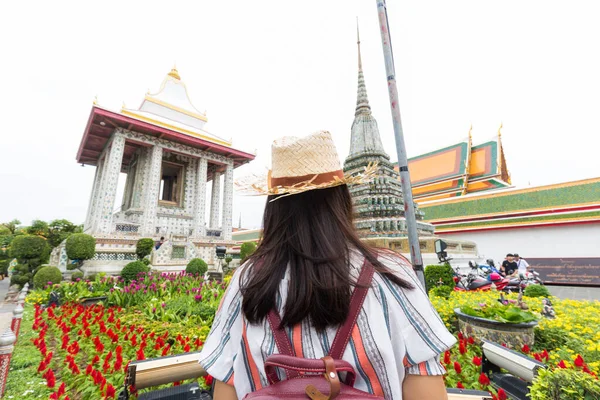 Ázsiai Hátizsákos Nők Viselnek Napszemüveget Traverl Templomban Buddha Bangkokban Thaiföld — Stock Fotó