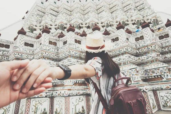 Aziatische Vrouwen Leidende Man Hand Volgen Reizen Boeddhistische Tempel Paar — Stockfoto
