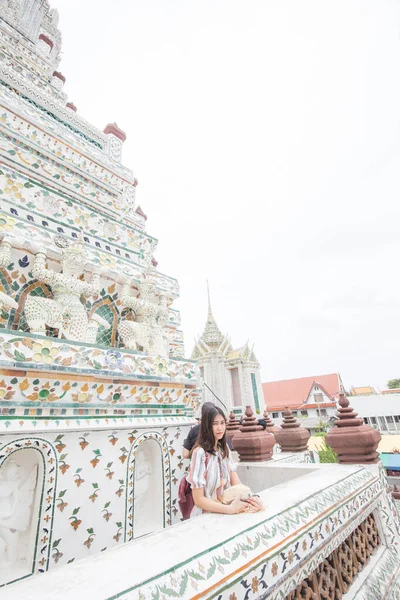 Asian Backpacker Women Wear Sun Hat Traverl Temple Buddha Bangkok — Stock Photo, Image