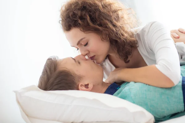 Yatakta Birlikte Uzanan Güzel Bir Çift Sabah Uyanır — Stok fotoğraf
