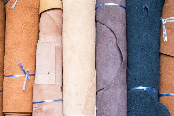 El sanatları atölyesindeki hakiki deri katlama.