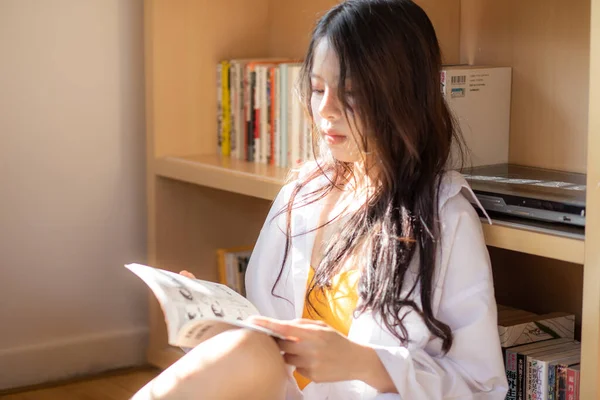 Happy Asian Young Woman Reading Book While Quarantin — 스톡 사진