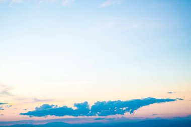 Gün batımından önce bulutlu güzel doğa arkaplan rengarenk gökyüzü dramatik ışık