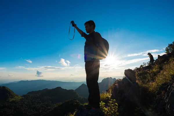 Photographer Man Standing Ledge Mountain Enjoying Beautiful Sunset Blue Sky — Stock Photo, Image