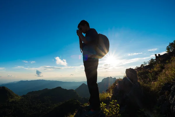 Photographer Man Standing Ledge Mountain Enjoying Beautiful Sunset Blue Sky — Stock Photo, Image