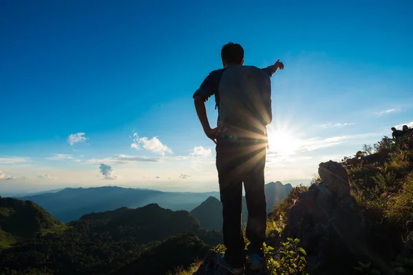 Fotógrafo Pie Cornisa Una Montaña Disfrutando Hermosa Puesta Sol Contra — Foto de Stock