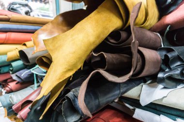 Çiğ inek, sebze, bronzlaşmış deri çarşaf, zanaat objesi.