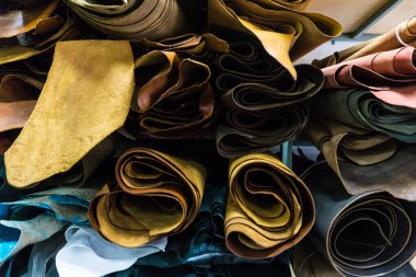 Çiğ inek, sebze, bronzlaşmış deri çarşaf, zanaat objesi.