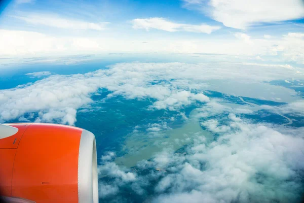 空中蓝天云图从飞机窗体自然传输 — 图库照片