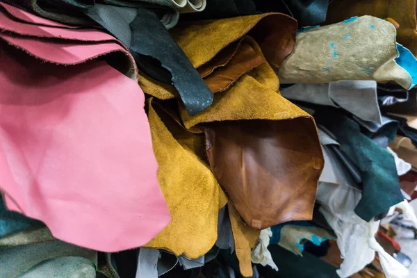 Çiğ inek, sebze, bronzlaşmış deri çarşaf, zanaat objesi.