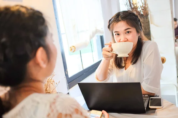 Feliz Joven Hermosa Mujer Asiática Usando Ordenador Portátil Beber Café — Foto de Stock