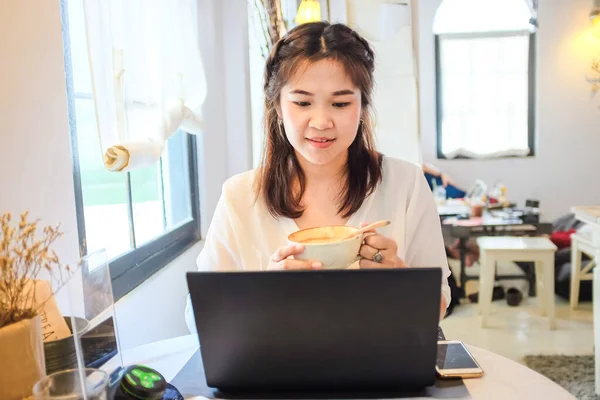 Feliz Joven Hermosa Mujer Asiática Usando Ordenador Portátil Beber Café — Foto de Stock