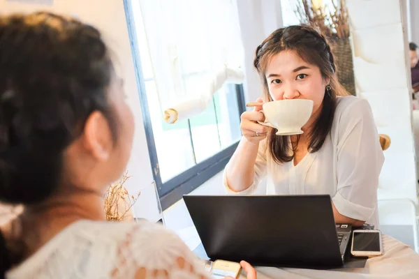 Feliz Joven Hermosa Mujer Asiática Usando Ordenador Portátil Beber Café —  Fotos de Stock