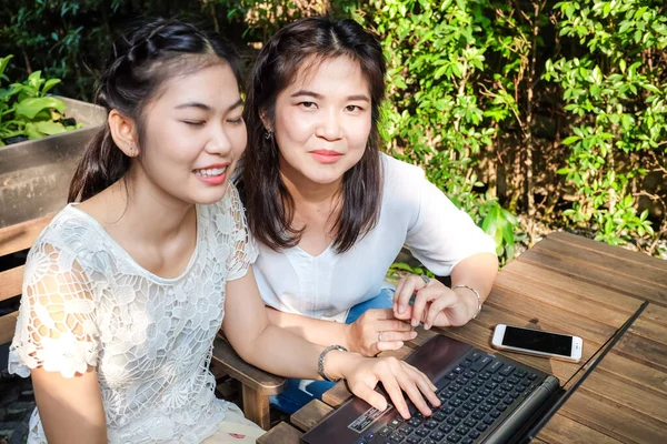 Muito Jovens Mulheres Casal Conversando Juntos Usar Laptop Comput — Fotografia de Stock