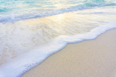 Beyaz kumsalda sakin bir sahil tatili.