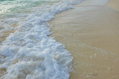 Beyaz kumsalda deniz dalgaları yaz tatili arka planı