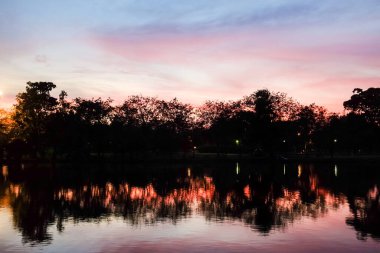 Doğa manzarası parktaki renkli gökyüzü bulutu, Alacakaranlık günbatımı