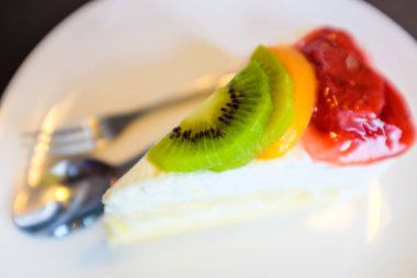 Böğürtlenli ve kivi meyveli leziz beyaz kremalı pasta.