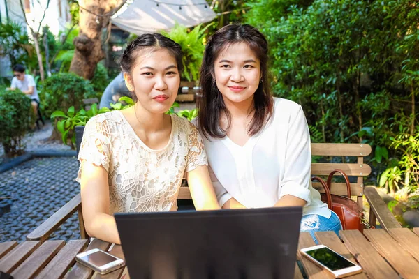 Güzel, genç bir çift konuşuyor ve dizüstü bilgisayar kullanıyor.