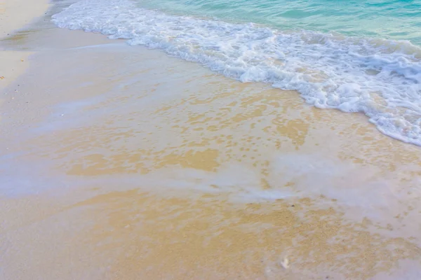 Beyaz kumsalda sakin bir sahil tatili.