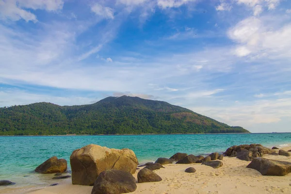 Plage Sable Blanc Plage Mer Tropicale Vue Sur Montagne Vacances — Photo