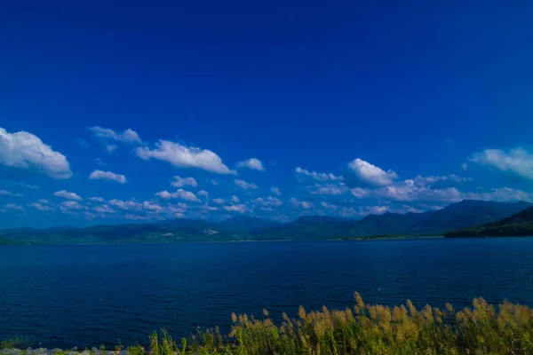 黄昏时分 湖中的夕阳与五彩斑斓的云彩 — 图库照片