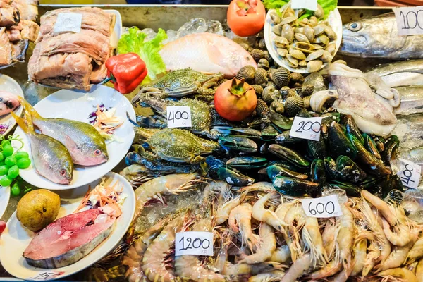어업의 시장에서 팔리는 해산물 — 스톡 사진