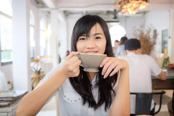 ラテンコーヒーと美しい笑顔アジアの女性の都市生活 — ストック写真