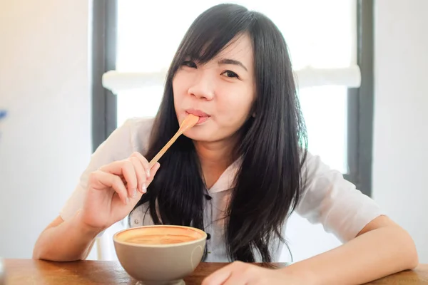 用拿铁咖啡的美丽微笑的亚洲女人的城市生活 — 图库照片