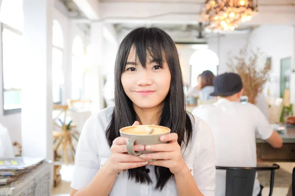 Citylife Beautiful Smiling Asian Women Latte Coffee — Zdjęcie stockowe