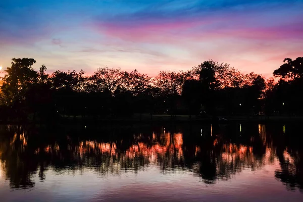 Doğa manzarası parktaki renkli gökyüzü bulutu, Alacakaranlık günbatımı