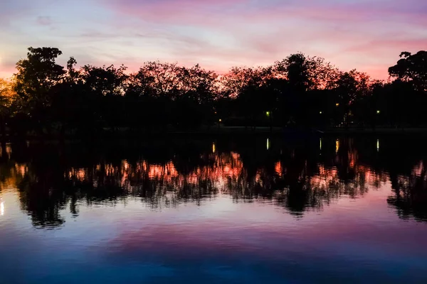 Doğa manzarası parktaki renkli gökyüzü bulutu, Alacakaranlık günbatımı