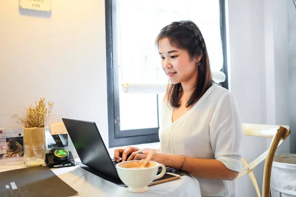 Happy Young Beautiful Asian Woman Using Laptop Drink Latte Coffee — Stock Photo, Image