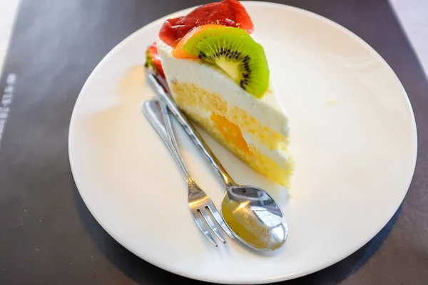 Υπέροχο Λευκό Κρεμώδες Κέικ Μούρα Και Ακτινίδια Στο Γλυκό Κέικ — Φωτογραφία Αρχείου