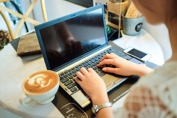 Laptop Kullanan Latte Kahve Içen Mutlu Asyalı Kadın Restoranda Oturan — Stok fotoğraf