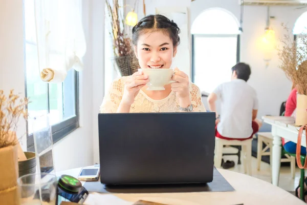 Feliz Joven Hermosa Mujer Asiática Usando Ordenador Portátil Beber Café — Foto de Stock