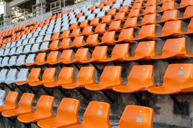 Turuncu ve beyaz stadyumlar amfi tiyatro boş plastik koltuklar