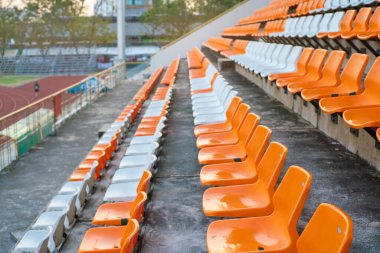Turuncu ve beyaz stadyumlar amfi tiyatro boş plastik koltuklar