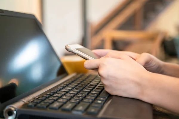 Kadınlar Kafeteryada Otururken Bilgisayarlı Akıllı Telefon Kullanırlar — Stok fotoğraf