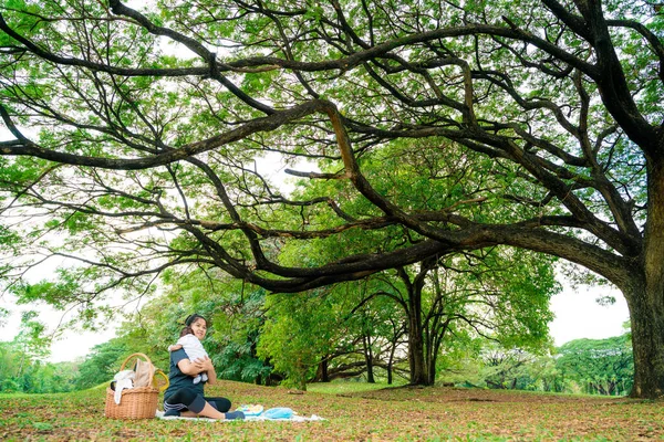 Vacker Ung Asiatisk Mor Sitter Grönt Gräs Bakgrund Träd Med — Stockfoto