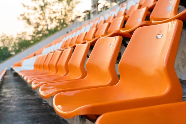 Turuncu ve beyaz stadyumlar amfi tiyatro boş plastik koltuklar