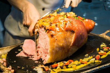 Gurme Sebze Lokantası yemeğiyle haşlanmış domuz budu.