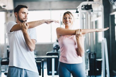Sağlıklı erkek ve kadın spor salonunda egzersiz yapıyor. Sağlıklı yaşam tarzı