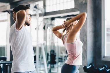 Sağlıklı erkek ve kadın spor salonunda egzersiz yapıyor. Sağlıklı yaşam tarzı