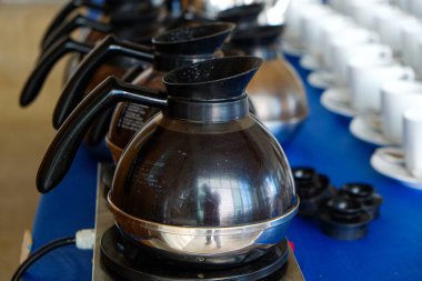 Seminer odasındaki otel restoranında sıcak americano kahve servisi.