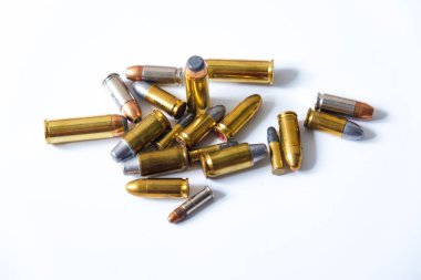 Bir grup el tabancası mermisi jhp ve lrn ateşli silah beyaz arka plan savunma kavramı