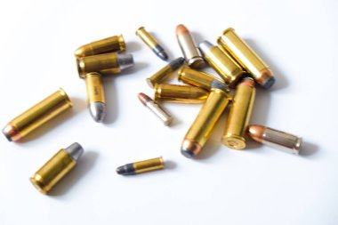 Bir grup el tabancası mermisi jhp ve lrn ateşli silah beyaz arka plan savunma kavramı