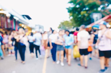 Bulanık insanlar Bangkok Tayland 'da Chatuchak pazarından alışveriş yapıyor.